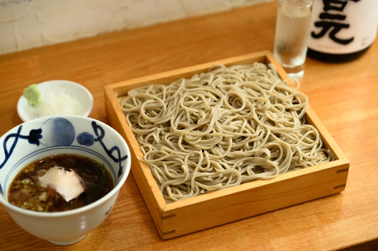 シンプルに新蕎麦の味わいを楽しむ「薬味せいろ」1,230円。日本酒を少しずつ試せる「おためし」は何を選んでも450円！