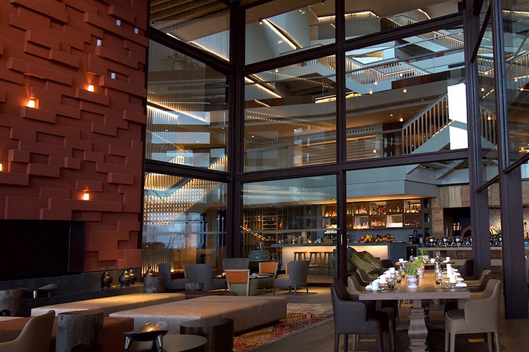 メインダイニングは吹き抜けが心地よいスペース。もちろんテラス席もあり、エーゲ海を眺めながらの食事もできる。