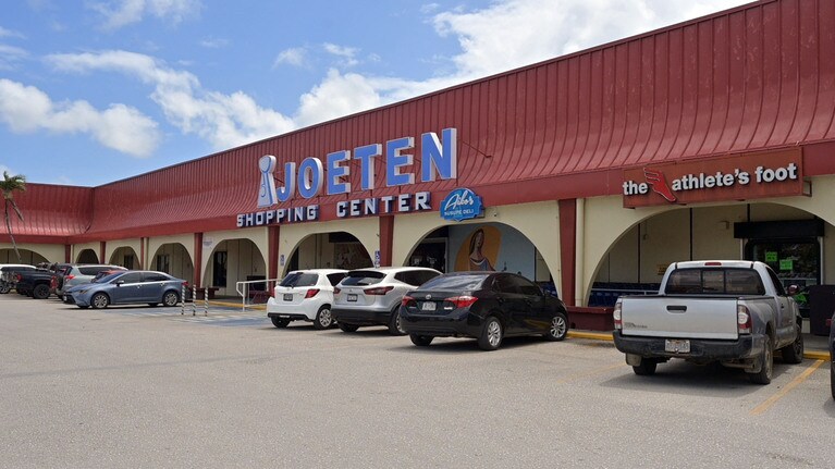 ガラパンやススペなど、島内に5店舗を展開するスーパーマーケット。