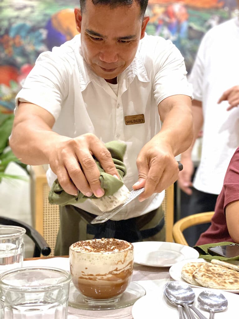 デザート代わりに、ネグロス島のカカオを使ったホットチョコレートを。シライ市でつくられるミネラル豊富なTULTUL塩をトッピングすると味に深みが増す。