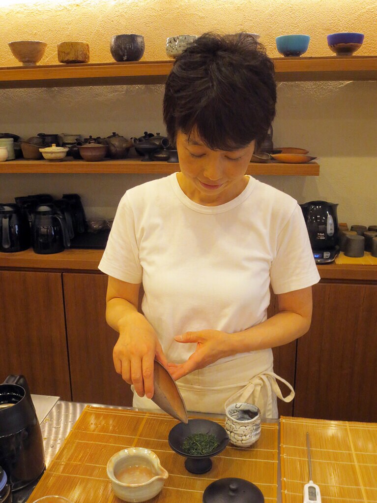 (3) 茶葉を急須にいれる。