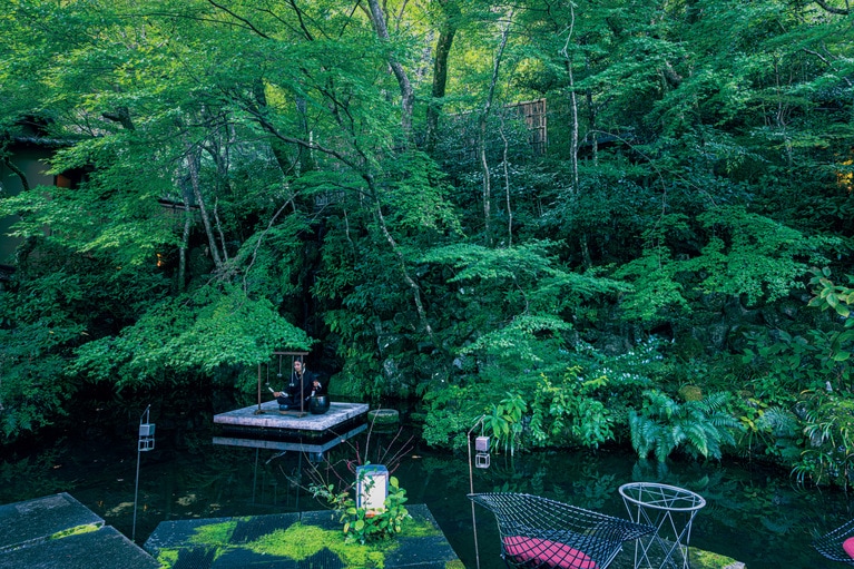 戦前戦後に活躍した庭師・小島佐一が70年以上前に手がけた意匠を残し、嵐峡の自然に調和するように革新的なデザインを施した庭。滝は以前の庭の遺構から復元したもので、滝の前にはモミジの木で飛泉障りを施している。