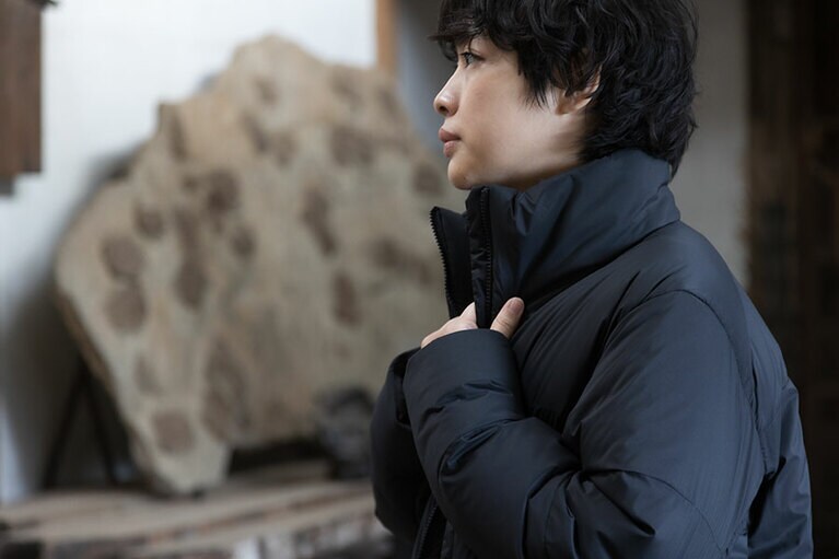 シンプルながら大きめのバッフルとハイネックが印象的なダウンジャケットは、高品質なヨーロピアングースダウンを封入。「暖かくて軽いうえに、ストレッチ性に富んでいて動きやすいです」