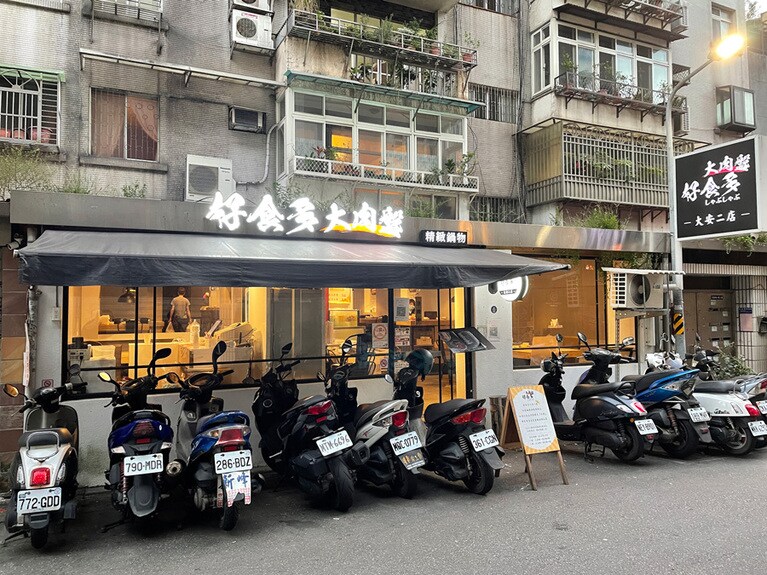 ガラス張りの明るい店舗で、入り口近くに来ると、早くもスパイスの香りが漂います。