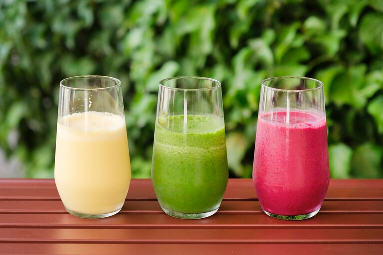 「夏野菜のスムージー」は、とうもろこし、小松菜、ビーツの3種類。各1,000円（税込）。