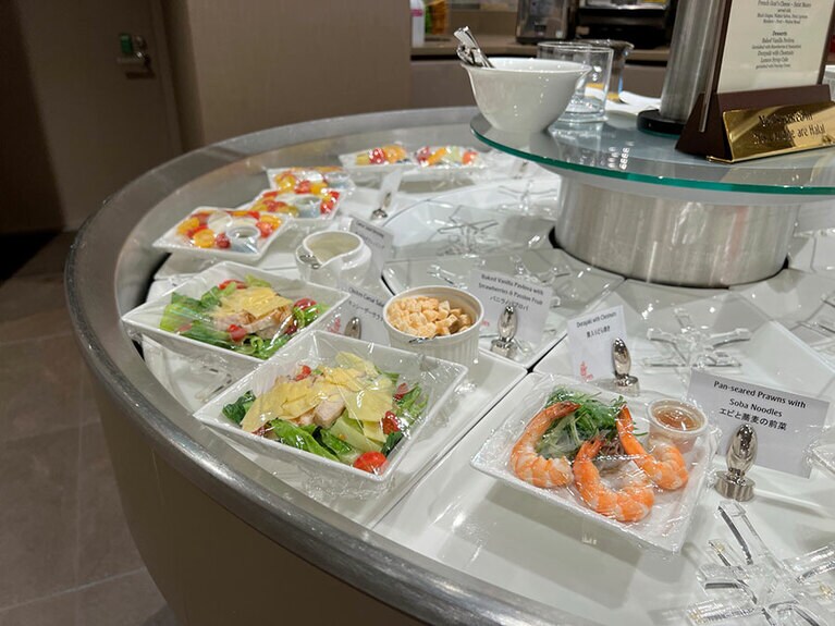 スタンドの中には、サラダやフムスなどの中東料理、デザートなどが並ぶ。