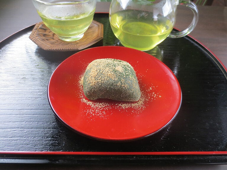 2階のイートインスペースでお茶と味わう。「蓬餅 お茶セット」490円。