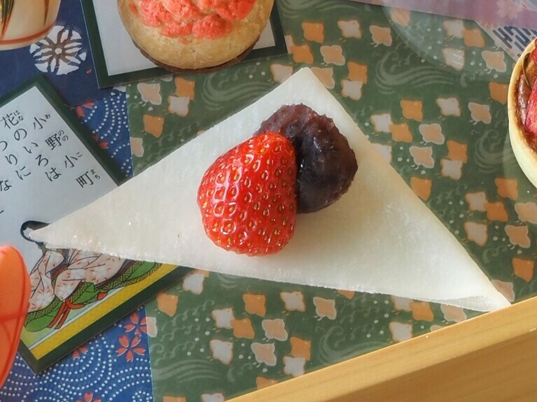 スイーツメニューより。京都名物の八つ橋をイメージし、オープンスタイルで提供される「イチゴ大福」。