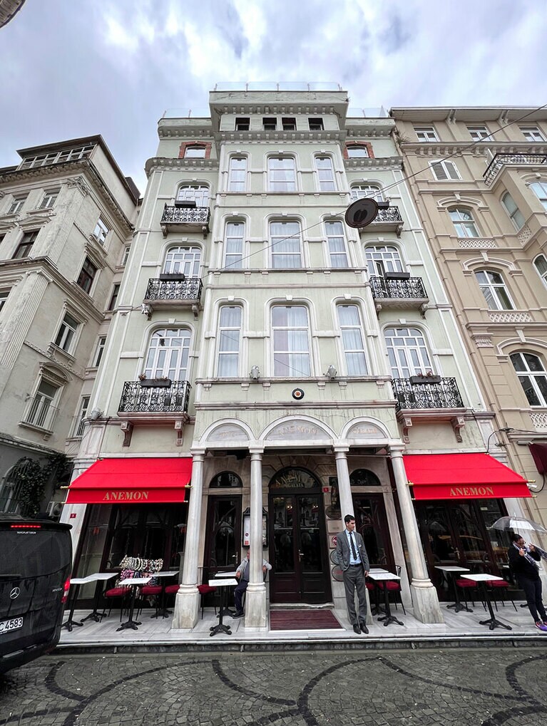 「アネモン・ガラタ・ホテル」。左上の隅に写り込んでいるのが「ガラタ塔」の一部だ。