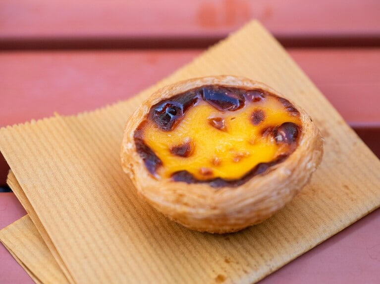 マカオを旅するなら一度は絶対食べてみたい「ロード・ストウズ・ベーカリー」本店のエッグタルト。