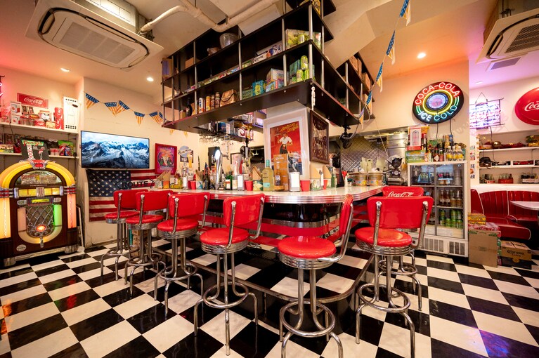 真っ赤なエナメル張りの席はアメリカンダイナーの代名詞！