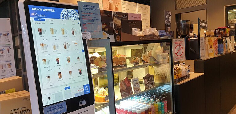 カフェのセルフオーダー用「キオスク」。