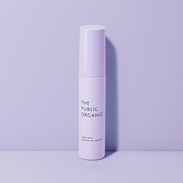 スーパーシャイニーは、プルーンシードオイル、チアシードオイル配合。ダメージが強くツヤのない髪に輝くようなツヤを与え、まとめやすくしてくれる。テクスチャーは最も軽く、ウエットではなく軽やかに仕上げたい人に。香りはベルガモット精油とマグノリア精油のシトラスフローラル。ザ パブリック オーガニック スーパーシャイニー シャインモイスト 精油ヘアオイル 60mL 1,760円／カラーズ