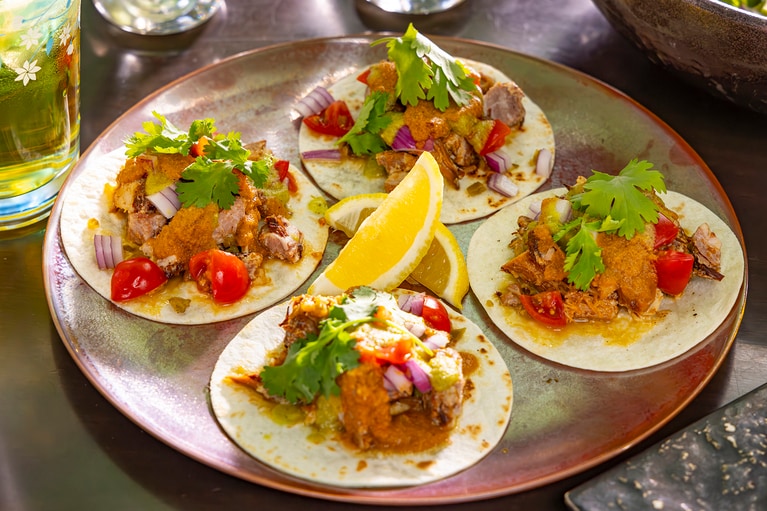 香り高いスパイスが食欲をそそる本格タコス「タコス・カルニータス」。