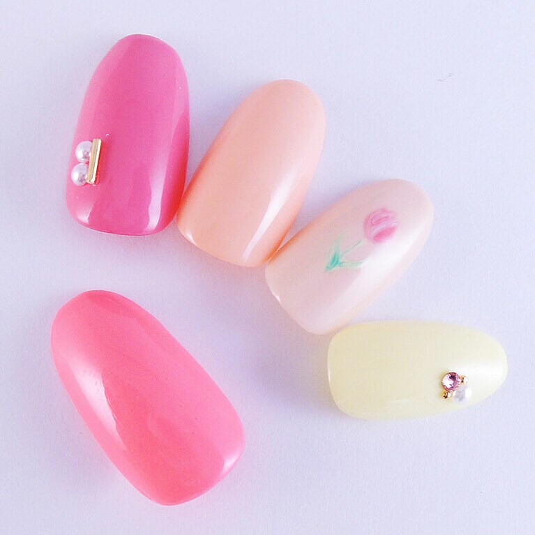 チューリップがテーマのネイル。上品というのも大きなポイント。しかも普通なら9,000円オーバーの施術が4,980円(税込)になるなんて、ダッシュモノの嬉しさです！