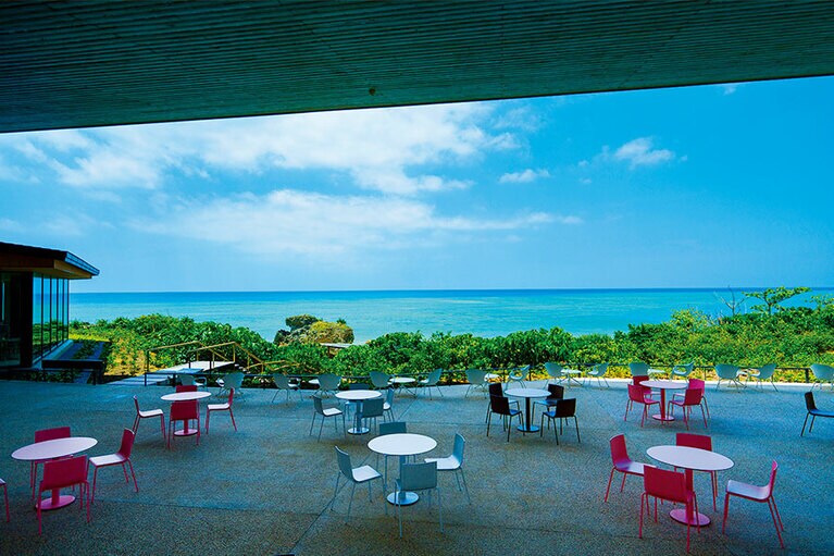 コーラルブルーの絶景に感激する“大屋根デッキ”。