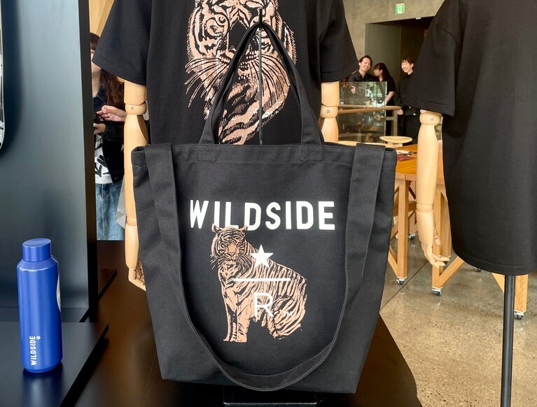 「WILDSIDE スターバックス リザーブ トートバッグ」（19,800円）は手持ちと肩がけの2WAY仕様で使い勝手がよさそうです。