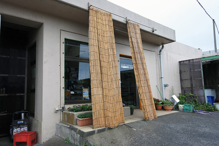 十一屋商店。閉店の19:30前には1日のシメのビールを買おうと、慌てて訪れるお客もいるとか。