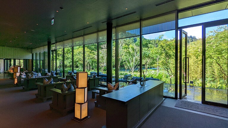 写真集や飲み物が用意されたライブラリーラウンジもくつろげます。