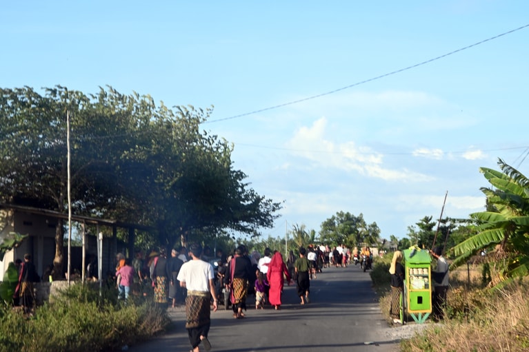 結婚式の祝いの列がゆっくりと。華やいだ空気が通りにもあふれていました。
