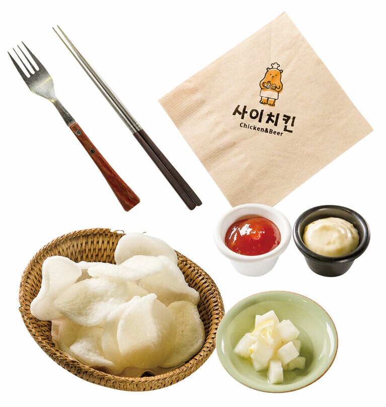 酢漬け大根は、韓国では揚げ物に添える定番の副菜。ここのものはレモンの香りが爽やか。えびせん付き。