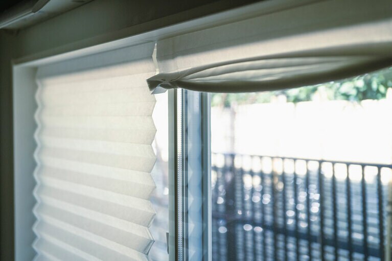 カーテンやブラインドは検討中。今はイケアの不織布のブラインドを付けている。