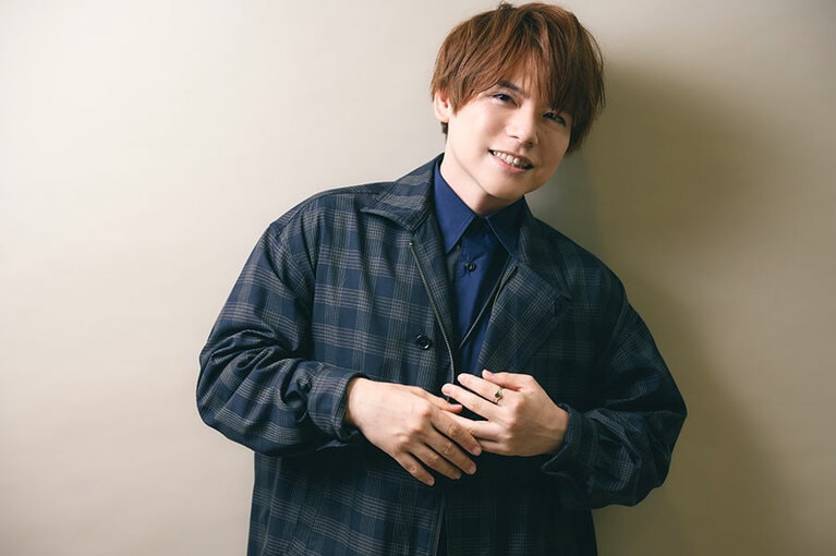 カメラの前で笑顔を見せる内田さん。