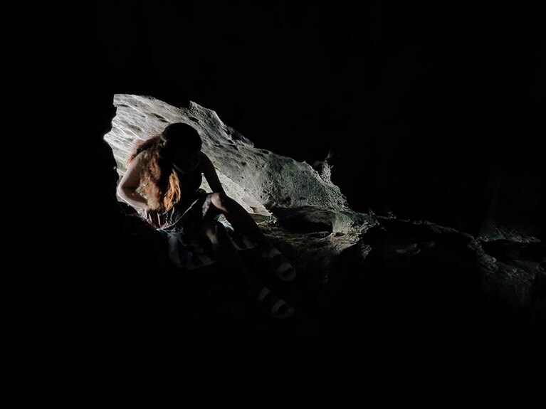 クドグモンケーブの入り口は、人ひとりが身をかがめてやっと抜けることができる小さな穴。