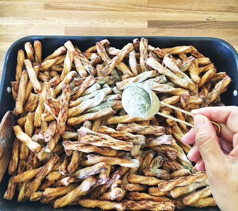 ボウルに材料を入れて混ぜ合わせてオーブンで焼けばOK！