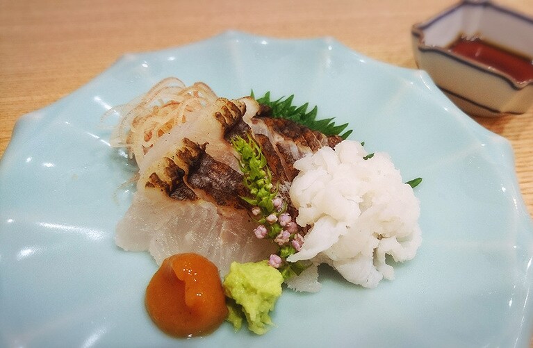 丁寧に骨切りした鱧。梅肉、山葵が添えてある。