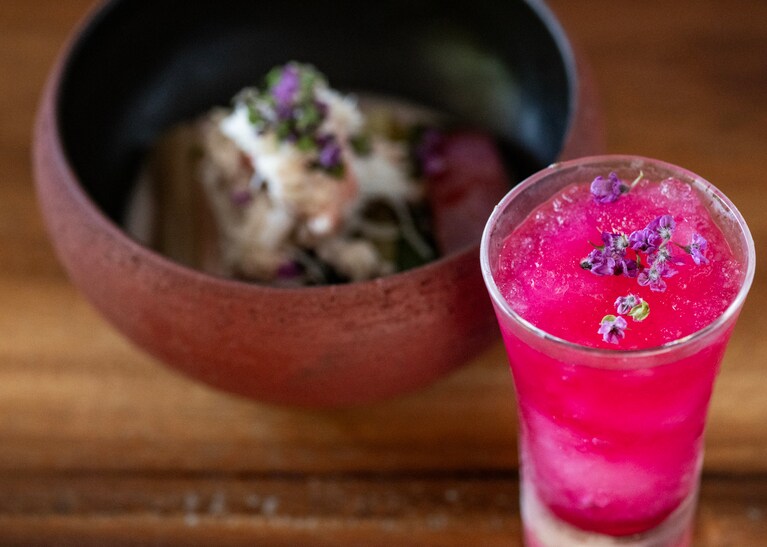 甘酸っぱさがクセになる、日本酒と赤紫蘇エキスをシャーベット状にしたみぞれ酒。「発酵野菜」とお揃いのように花穂紫蘇がパラリ。