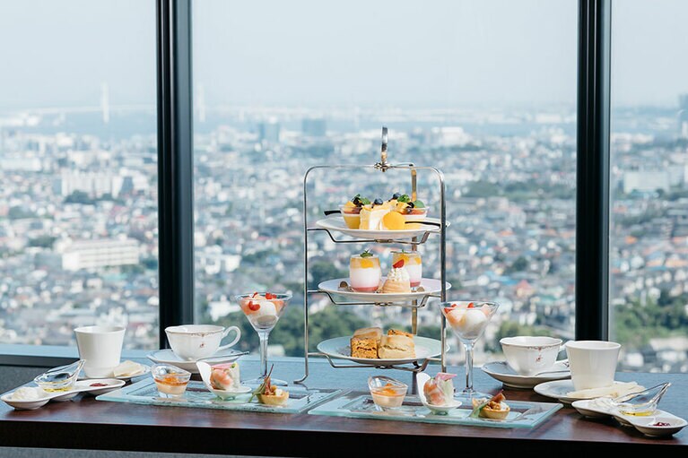 新横浜プリンスホテル「ピーチ＆マンゴー アフタヌーンティー」。ベイブリッジや横浜港を一望できる42階で、ピーチとマンゴーのスイーツを。