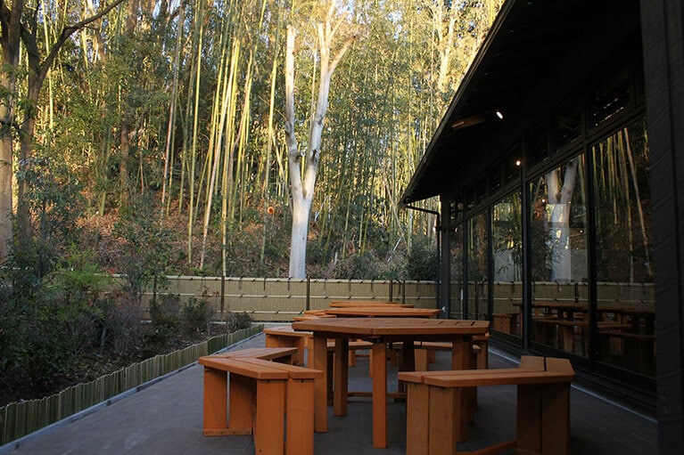 テラス席から竹林が眺められるお食事処「旬采亭」。