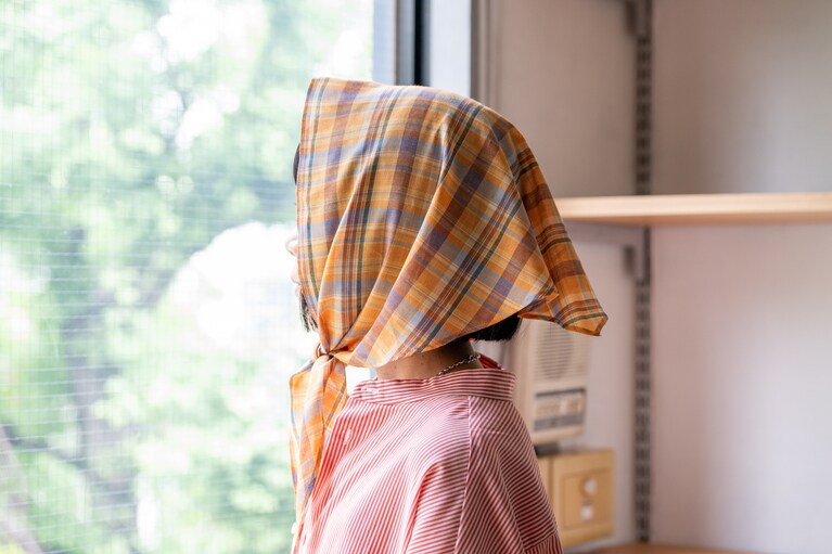 コットン100％のほか、リネンやポリエステルなどこだわりの配分で仕上げたものも。柔らかい肌ざわりで、涼しげな印象。