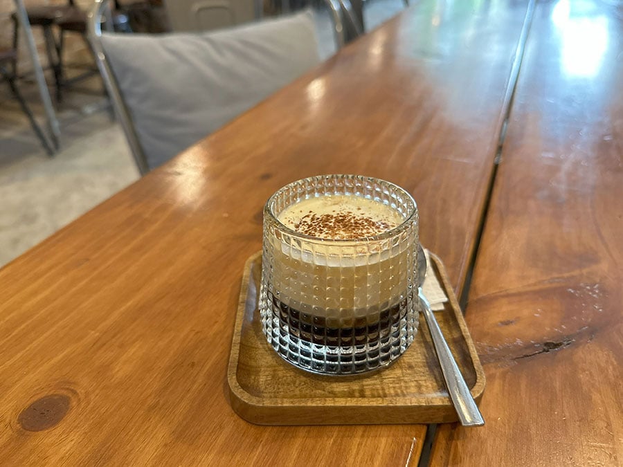 クリーミー塩コーヒーを「The Hideout café」にて。
