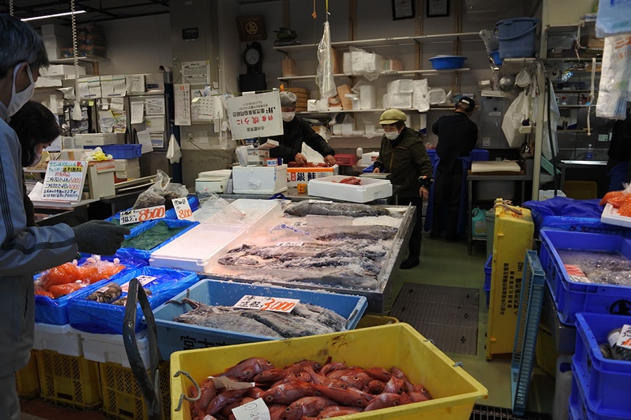 鮮魚が並ぶ、宮古の市場でお土産探し。