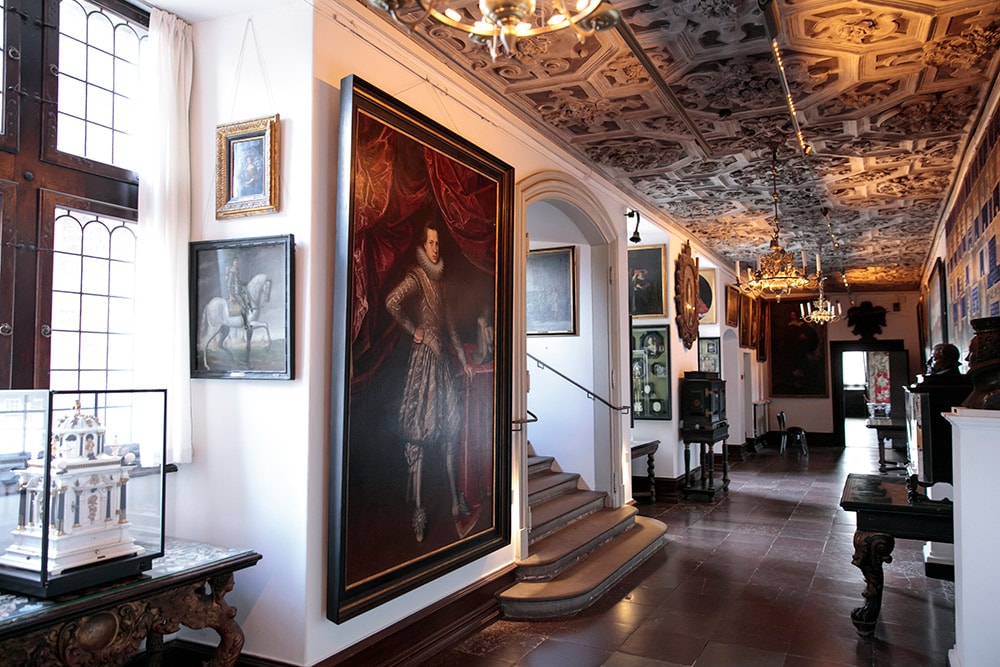 廊下には歴代の王の肖像画やブロンズ像などが飾られている。