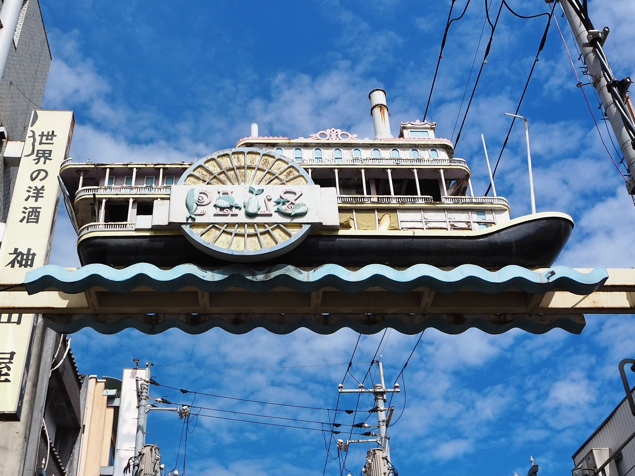 パルス通りは通りをまたいで飾られた船のオブジェが特徴的