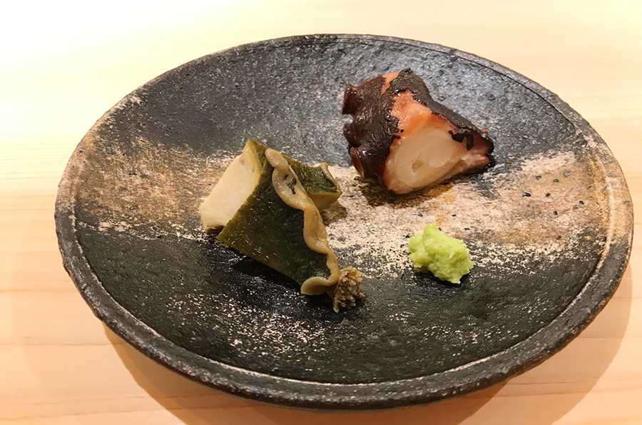宮城の蝦夷アワビ(手前)と、関東で一番といわれる神奈川は佐島のタコ。蒸しアワビは噛むほどに甘みが感じられる。タコは日本酒で2時間煮てあり驚くほど柔らかい。