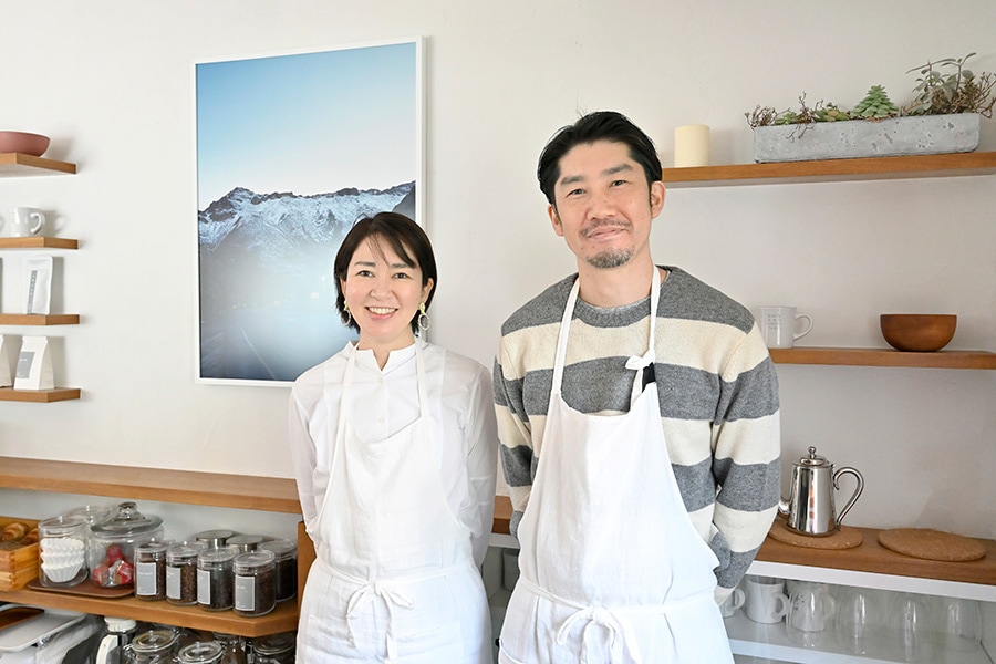 『SNOW & COFFEE TABLE』オーナーご夫妻。井戸川恵子さんと飯田浩二さん。