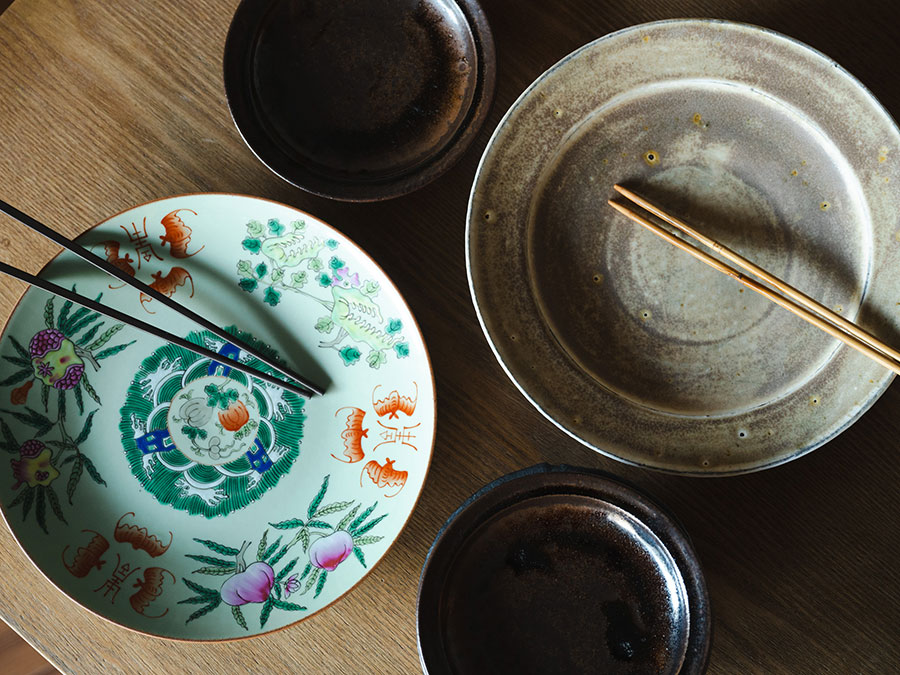 お客様のときに活躍する大皿、お気に入りの2枚。華やかな左のお皿は上海を旅して一目惚れしたもの。