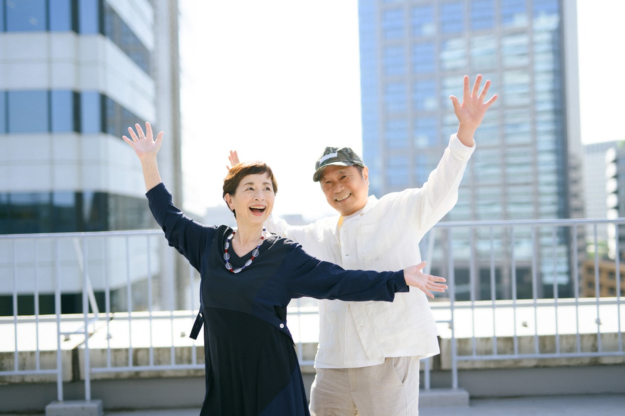 屋上で踊る阿川佐和子さんと近田春夫さん。確かになんだか気が楽になる！