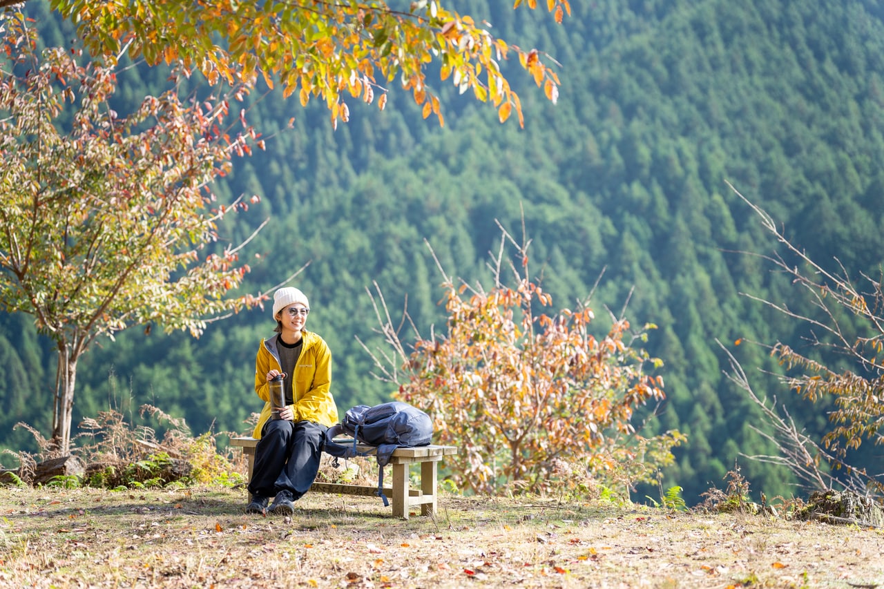 西行庵の向かいの山の中腹にも、大きな広場が。見晴らしがよく、ベンチも備えられているので休憩場所にピッタリ。