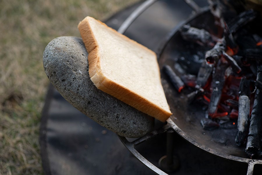平たい石を活用すれば安定してパンが焼ける。