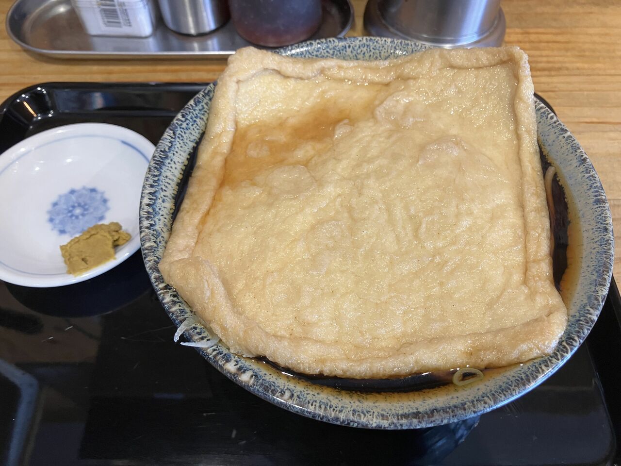 どんぶりを覆いつくすお揚げがのった「オバケ」