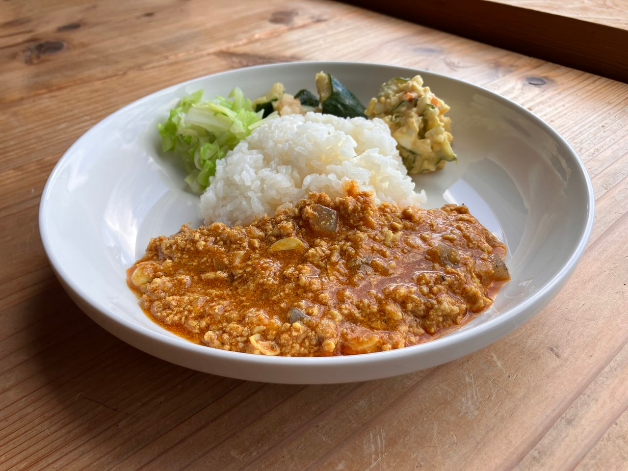 季節の野菜が添えられる「ワンプレートランチ」（カレー）1,500円。©しなしなやらんかや