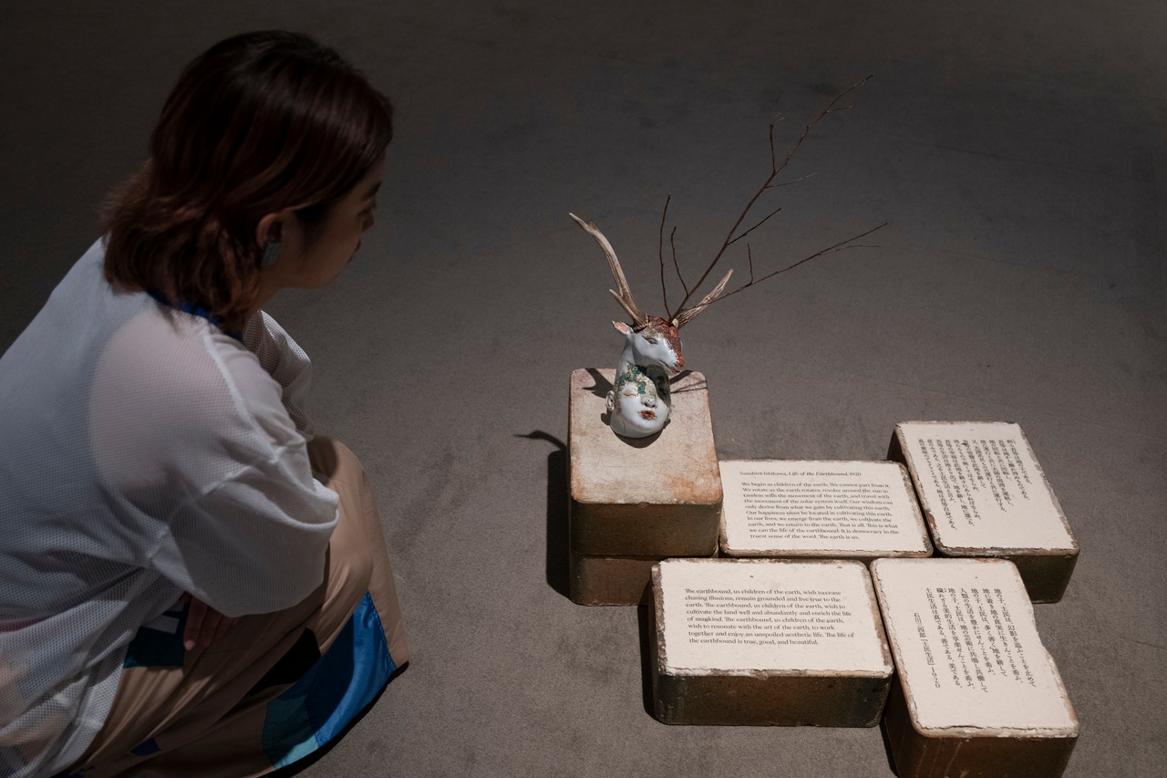 大小島真木《土のエクリ》 2025(写真は一部分)