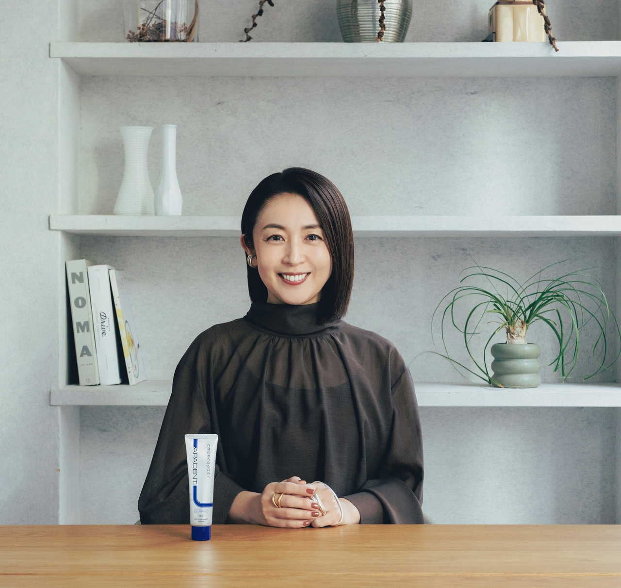 イヤーカフ 30,800円／ブランイリス（ブランイリス トーキョー）　リング・右手中指 42,900円、左手中指薬指 46,200円、左手中指 35,200円、バングル 48,400円／アイソレーション