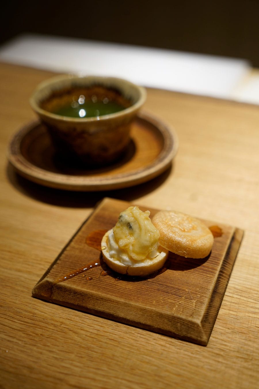 甘味も秀逸。最中に入っているのは、60度で4時間煮詰めた牛乳で作ったアイスと、北海道産のブルーチーズの天ぷら。クローバーの蜂蜜をつけながらいただく。