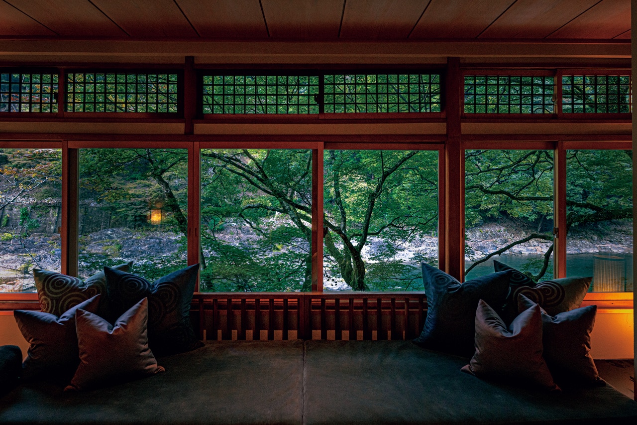 “洗い”の技法が施された客室“月橋”。窓の外には大堰川の清流と嵐山の自然が広がる。